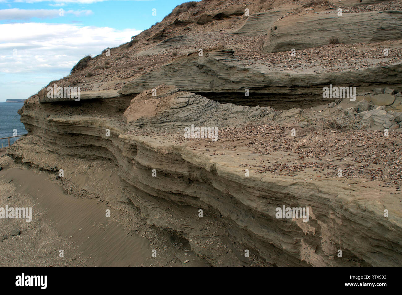 Des strates sédimentaires du sol à Punta Delgada, la Péninsule de Valdès, Chubut, en Patagonie argentine Banque D'Images