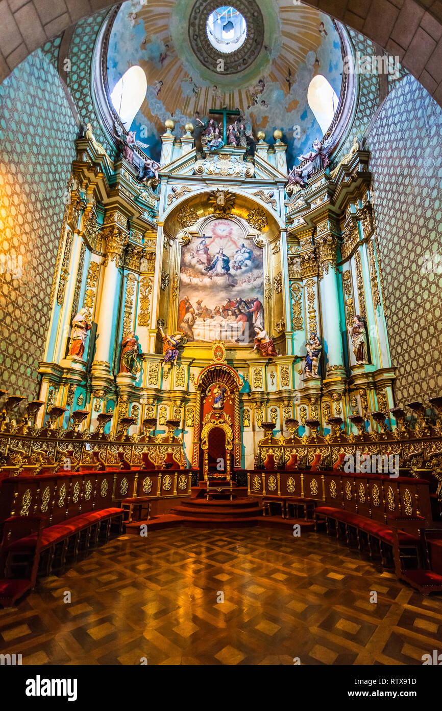 Quito, Équateur, Juillet 2018 : Maître-Autel de la Cathédrale Métropolitaine de Quito, son faible choir avec sièges en bois sculpté et doré et la peinture de l'un Banque D'Images