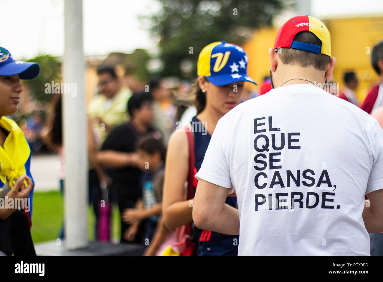 Lima, Pérou - 2 Février 2019 : t shirt homme portant vénézuélien avec 'el que se cansa pierde' debout à protester contre Nicolas Maduro à l'appui Banque D'Images