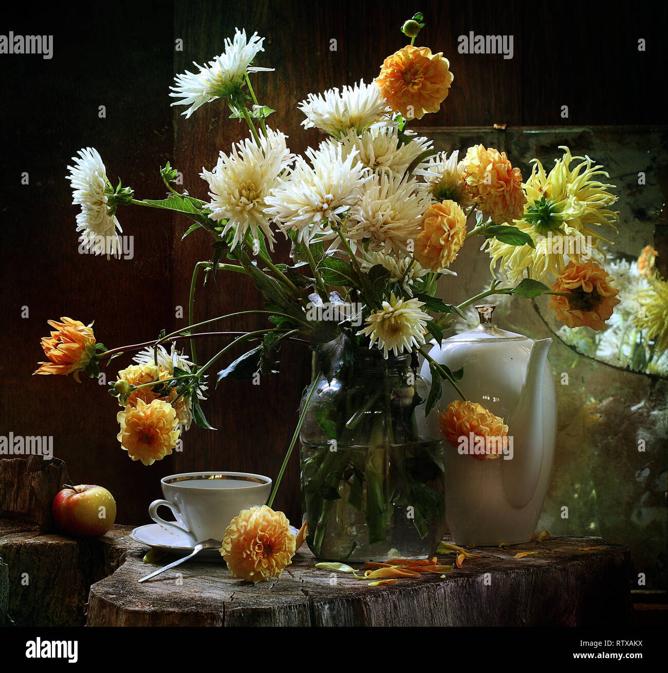 Nature Morte Avec Du Thé Et Un Bouquet De Fleurs Banque D