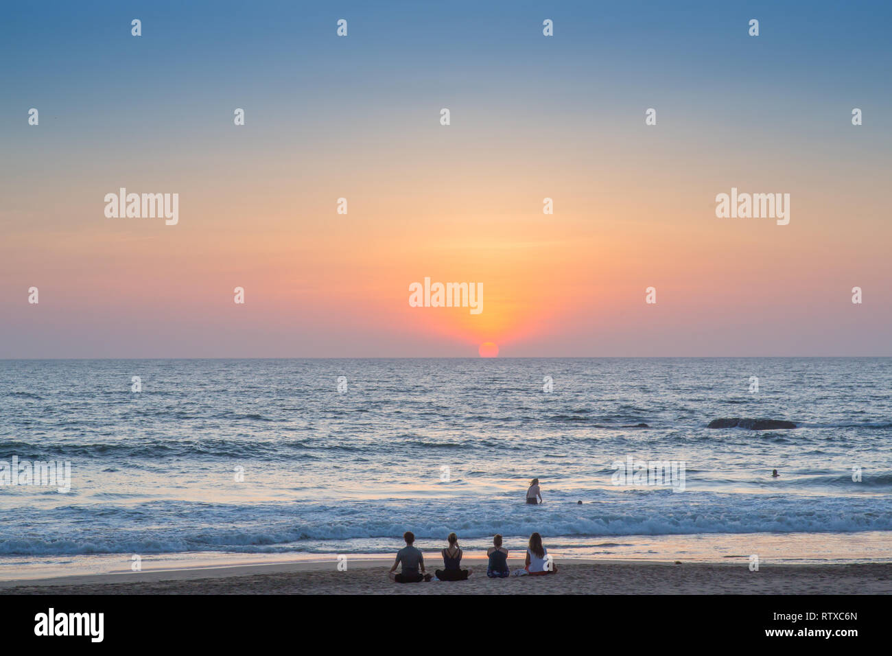 Les gens sur la plage au coucher du soleil, d'Agonda à Goa, en Inde. Banque D'Images