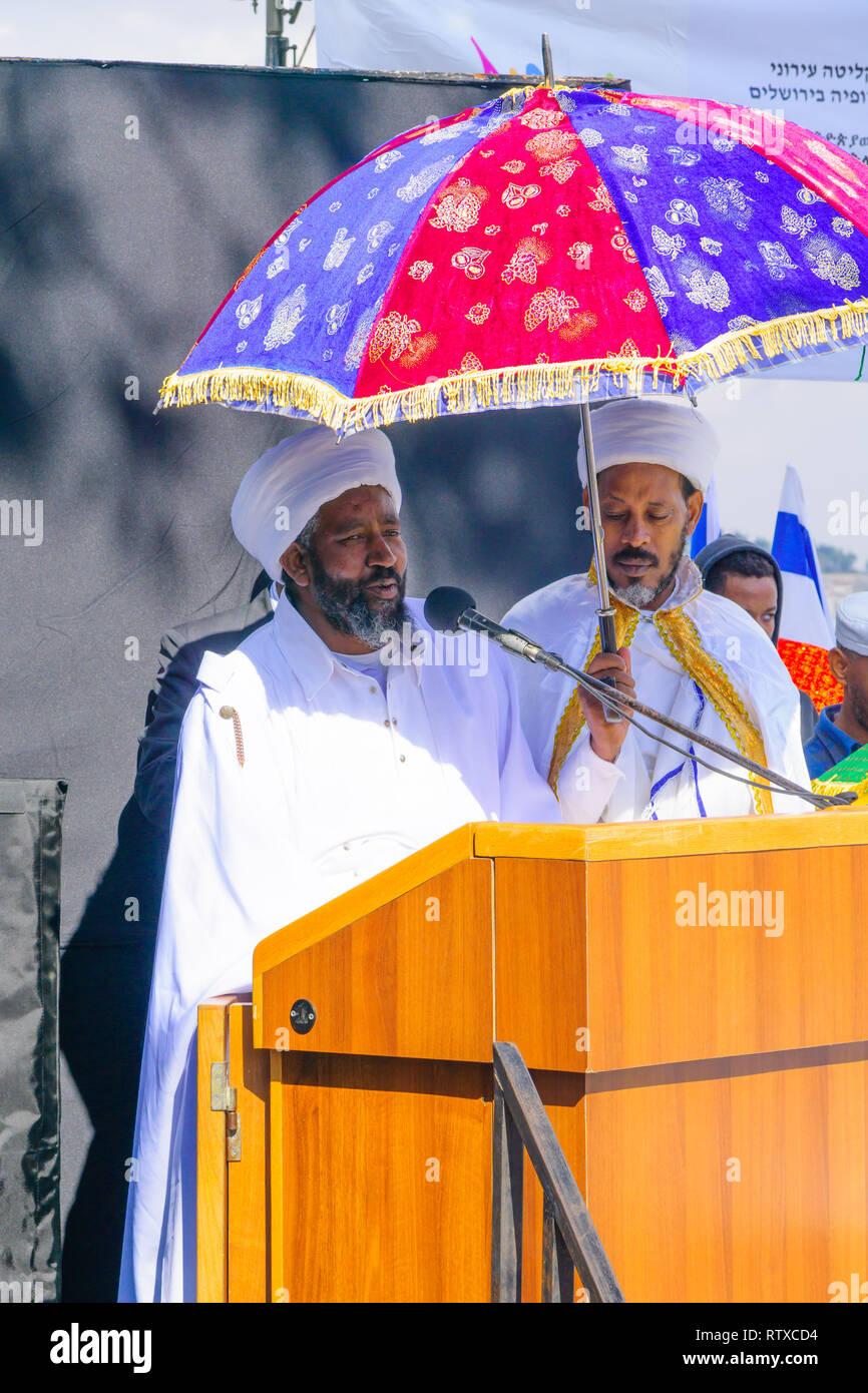 Jérusalem, Israël - 11 NOVEMBRE 2015 : Le chef des chefs religieux (Kessim) de la communauté juive éthiopienne prend la parole à l'SIGD, à Jérusalem, Israël. L Banque D'Images
