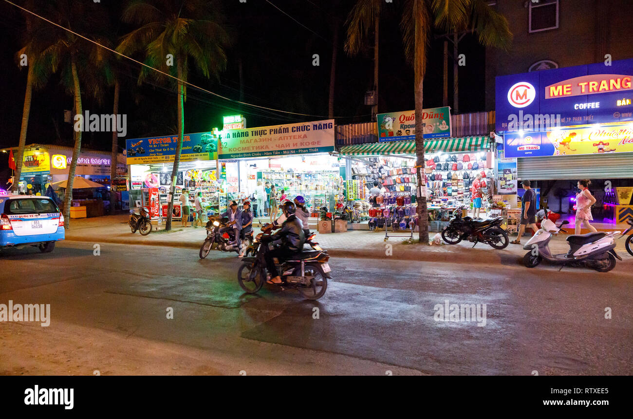 NAM TIEN, VIETNAM - 15 février 2018 : scooters et motos dans une rue la nuit dans Nam Tien, Vietnam le 15 février, 2018 Banque D'Images