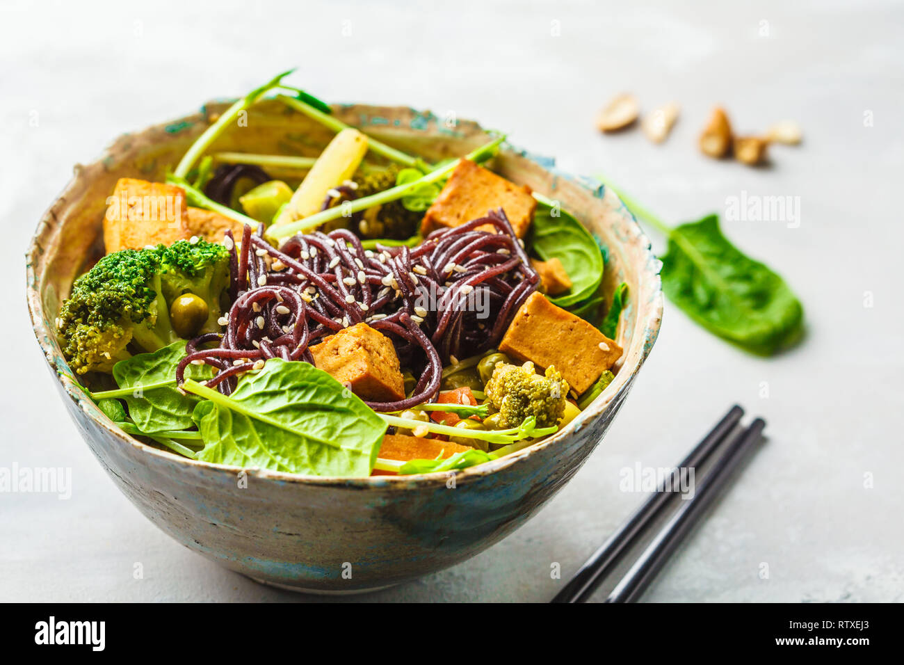 Sauté asiatique végétalien au tofu, nouilles de riz et légumes Banque D'Images