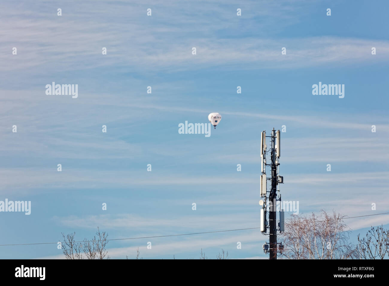 Altach, Vorarlberg, Autriche - Février 10, 2019 : Hot air balloon 'passing' par les antennes de téléphonie cellulaire dans la vallée du Rhin près de Bregenz Banque D'Images