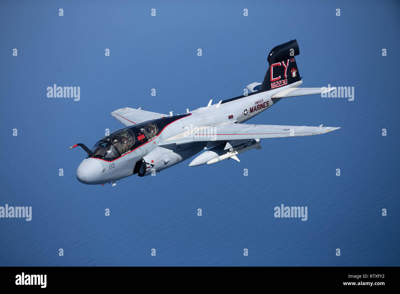 Un Corps des Marines américains EA-6B Prowler affectés à l'Escadron de Guerre électronique tactique maritime (VMAQ) 2, les mouches au large des côtes de Caroline du Nord, 28 févr., 2019. VMAQ-2 effectue ses derniers vols avant leur mise hors service le 8 mars 2019. VMAQ-2 est une unité subordonnée à Marine Aircraft Group 14, 2nd Marine Aircraft Wing. (U.S. Marine Corps photo par Lance Cpl. Liam D. Higgins) Banque D'Images