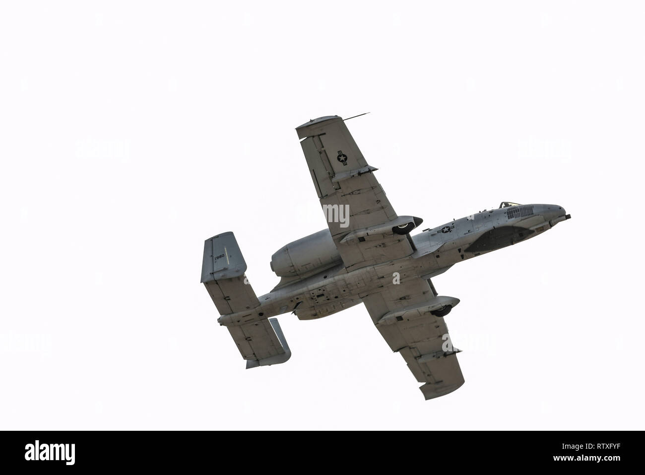 La U.S. Air Force A-10 Thunderbolt II simule un mitraillage exécuter pendant le vol du patrimoine 2019 Cours de formation et de certification à la base aérienne Davis-Monthan Air Force Base en Arizona, 1 er mars 2019. L'avion moderne qui ont participé au CCCPP étaient le F-35 Lightning II, le F-22 Raptor, le F-16 Fighting Falcon et le A-10 Thunderbolt C II. L'avion historique inclus le P-51 et T-51 Mustang, le P-40 Warhawk, le P-38 Lightning, le P-47 Thunderbolt et le F-86 Sabre. (U.S. Photo de l'Armée de l'air par la Haute Airman Giovanni Sims) Banque D'Images