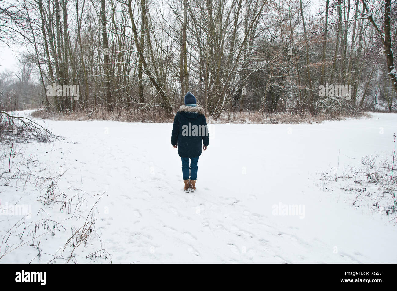 Femme debout devant une bifurcation d'un chemin dans la nature, notion d'avoir choisi la bonne direction Banque D'Images