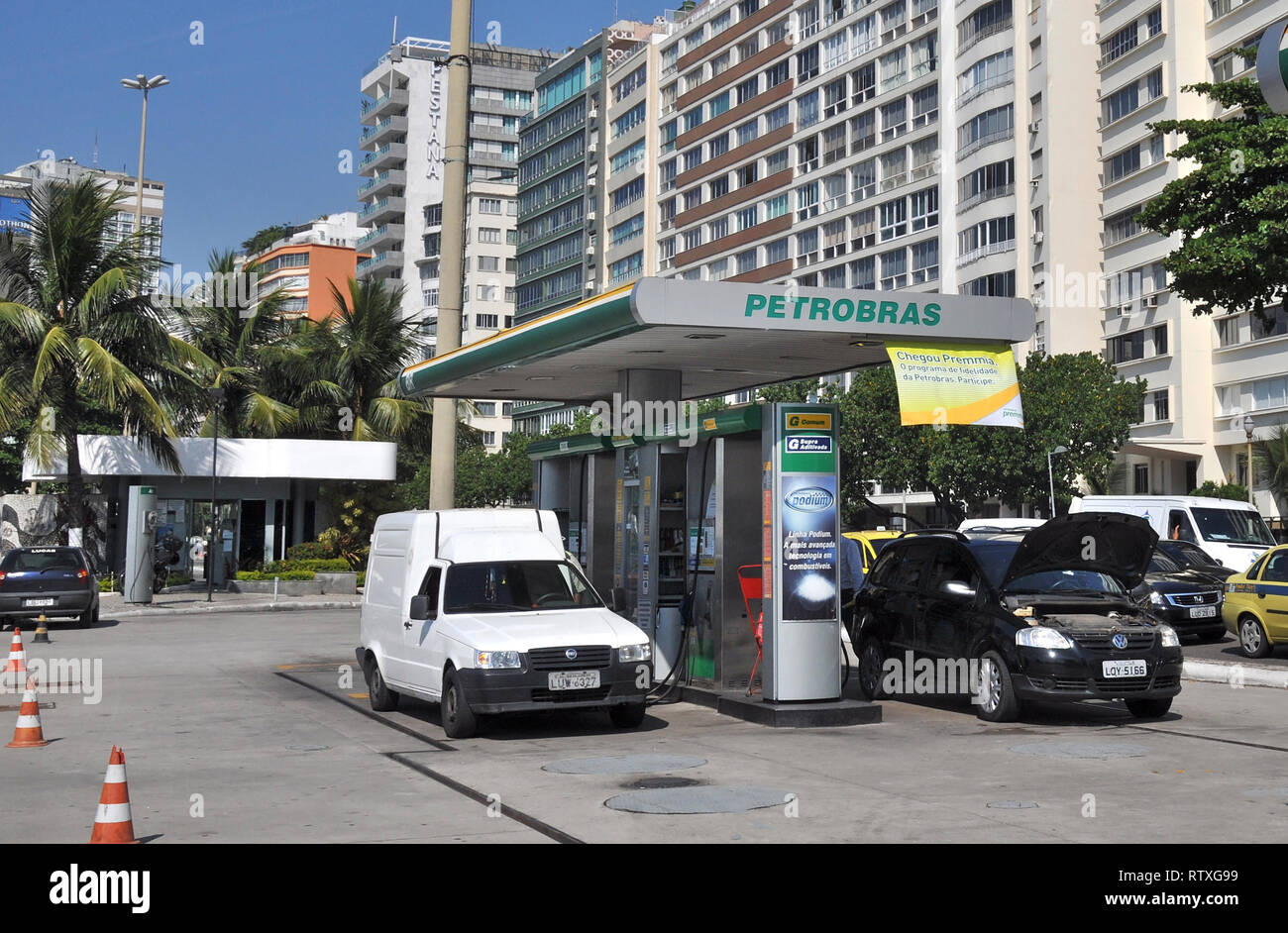 Station-service de Petrobras sur l'avenue Atlantica, Copacabana, Rio de Janeiro, Brésil Banque D'Images