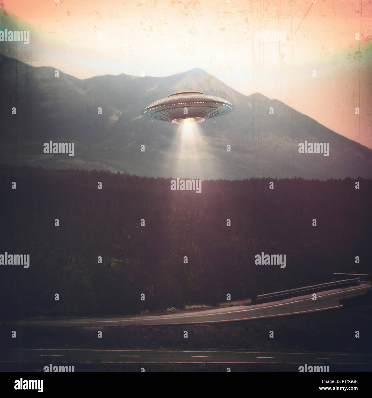 Image composite d'un objet volant non identifié (ovni) l'éclairage d'un chemin. Banque D'Images