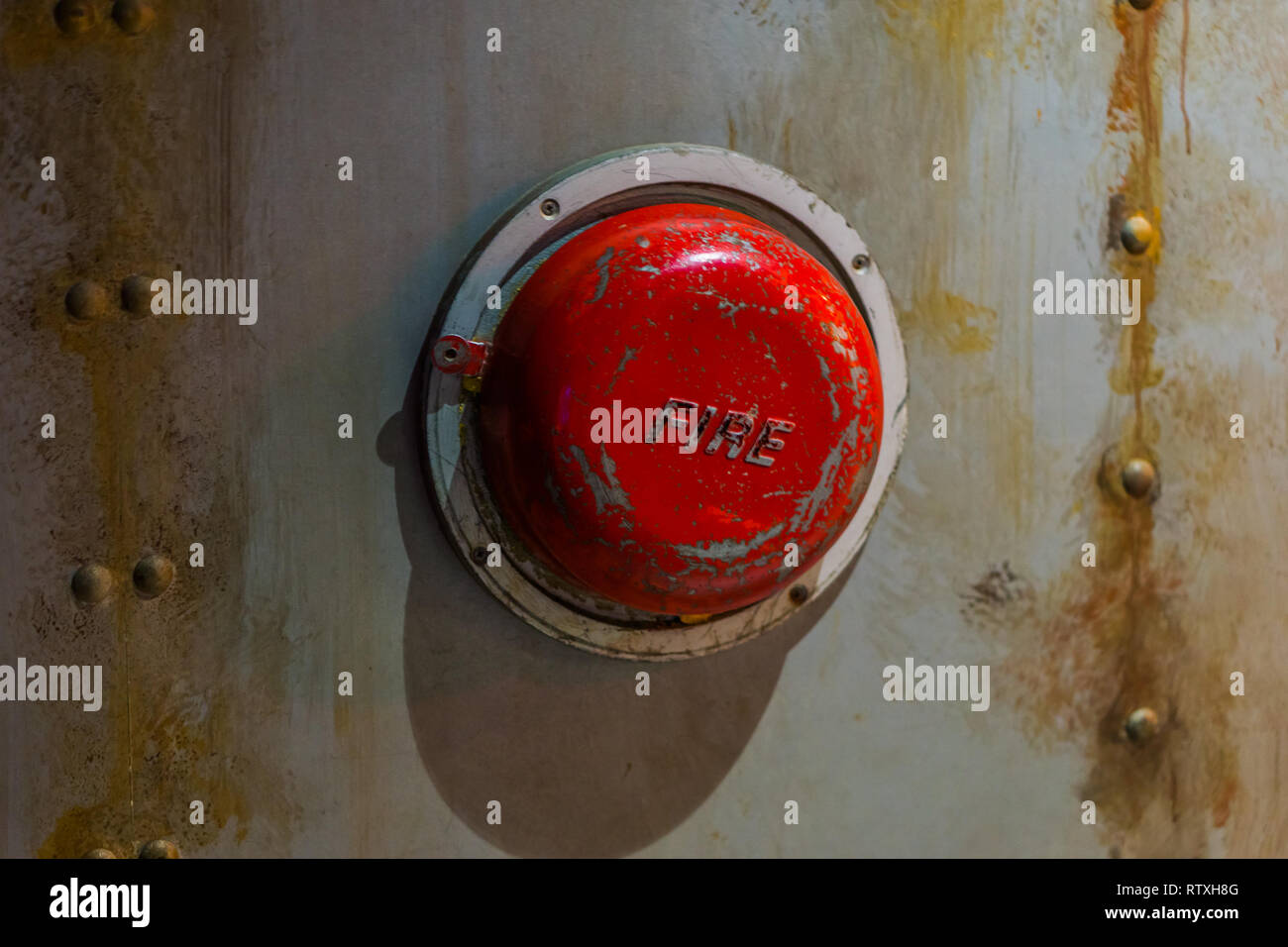 Vieux systèmes d'alarme, alarme incendie Classic vintage Bell sur le mur d'un sous-marin Banque D'Images