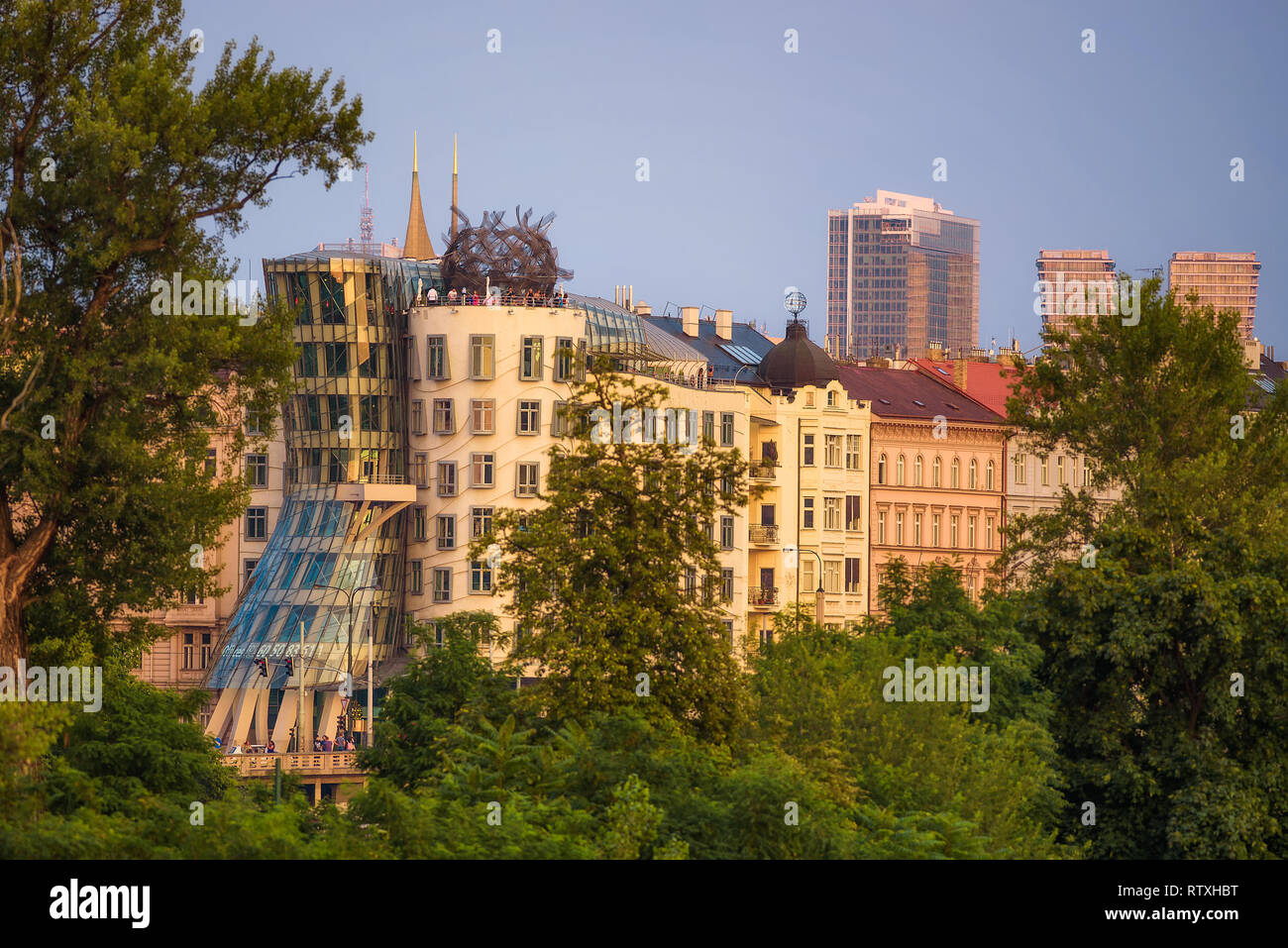 Maison dansante à Prague vu à partir d'un parc voisin Banque D'Images