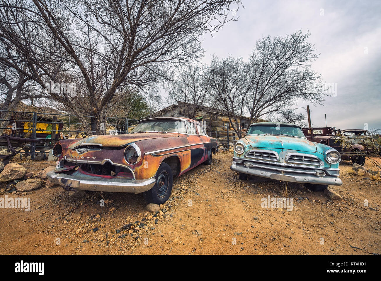 De vieux véhicules abandonnés sur la route 66 en Arizona Banque D'Images