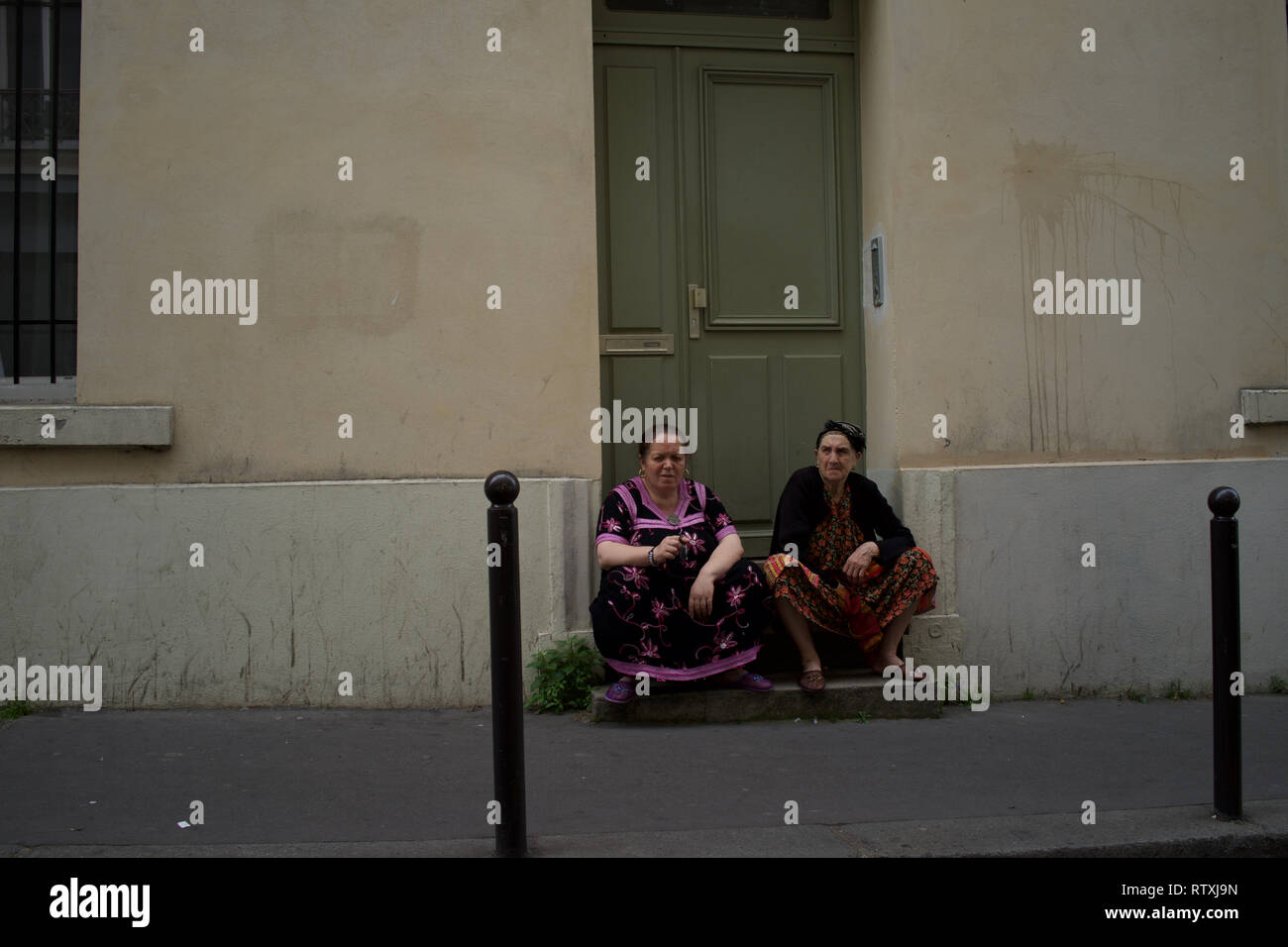 Deux femme s'asseoir sur la porte, Rue Polonceau, 75018, Paris, France Banque D'Images