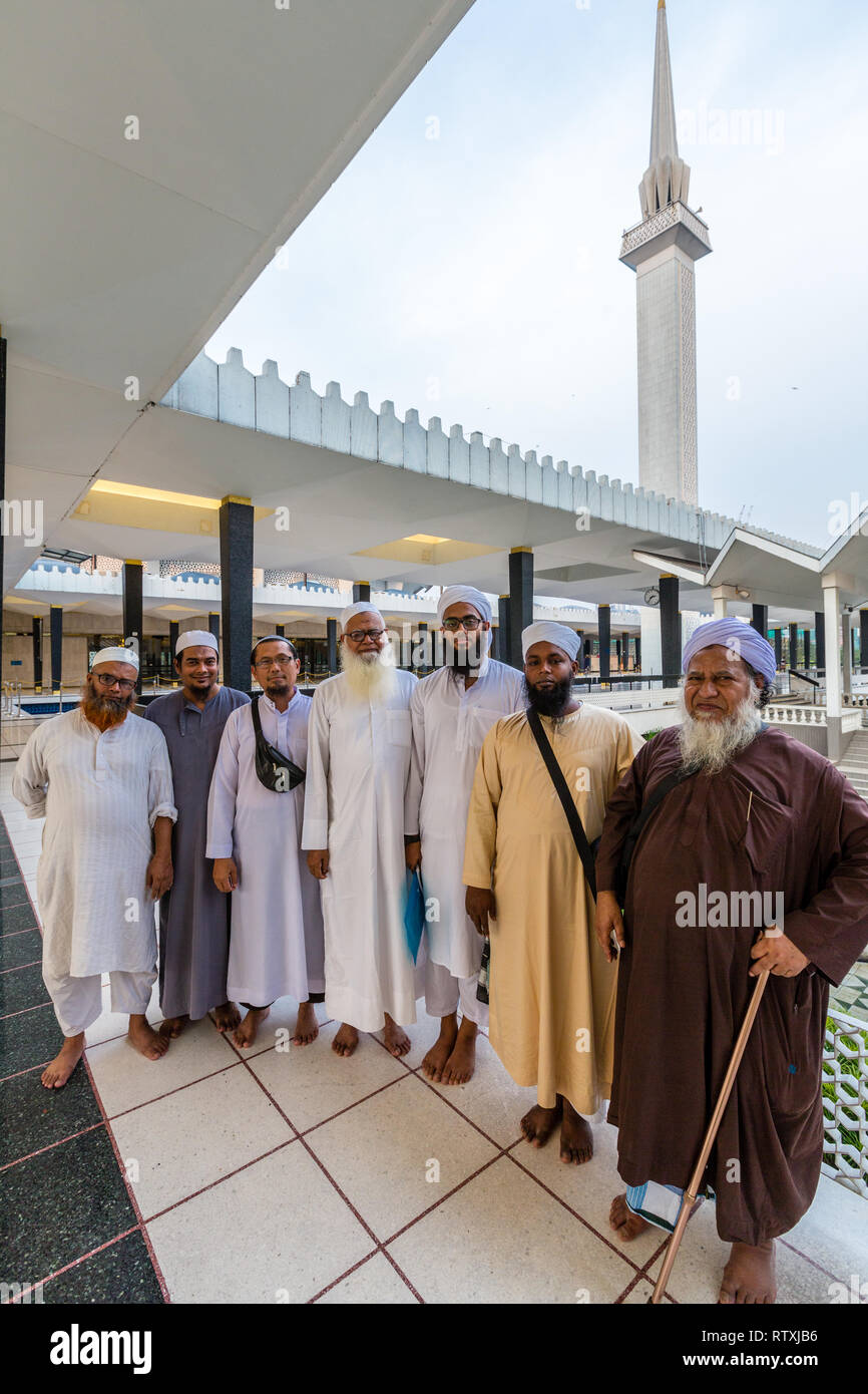 Les hommes du Bangladesh se rendant sur le Masjid Negara (Mosquée nationale) à Kuala Lumpur, Malaisie. Banque D'Images