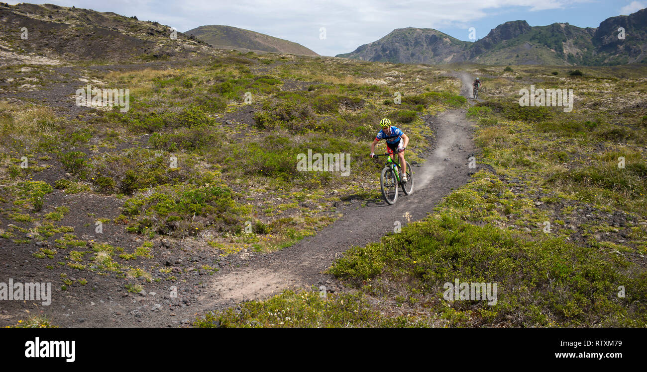 Du vélo de montagne sur le chemin de la désolation, volcan Osorno, Chili, Amérique du Sud. Banque D'Images