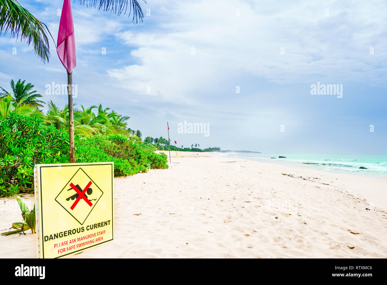 Inscrivez-vous au Tropical Beach à côté de l'état de la mer d'avertissement de Tangalle Banque D'Images