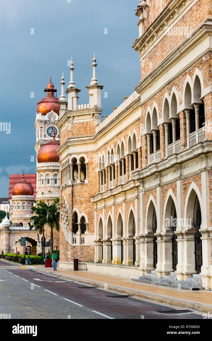 L'architecture mauresque de l'époque coloniale britannique, le Sultan Abdul Samad Building en arrière-plan, Kuala Lumpur, Malaisie. Banque D'Images