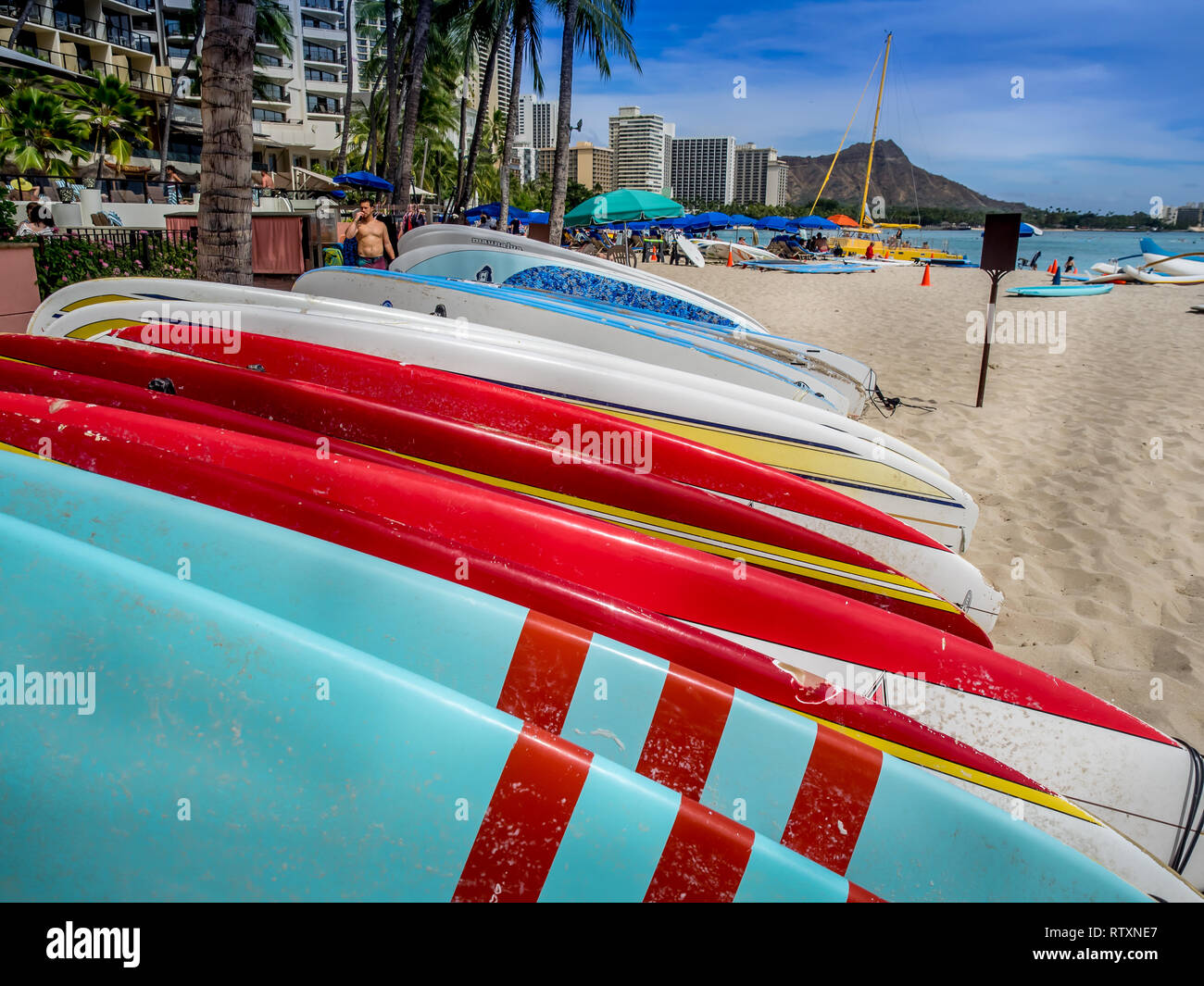 Locations de surf attendent les touristes sur la plage de Waikiki, le 29 avril 2014 à Oahu. La plage de Waikiki est quartier en bord de Honolulu, plus connu fo Banque D'Images