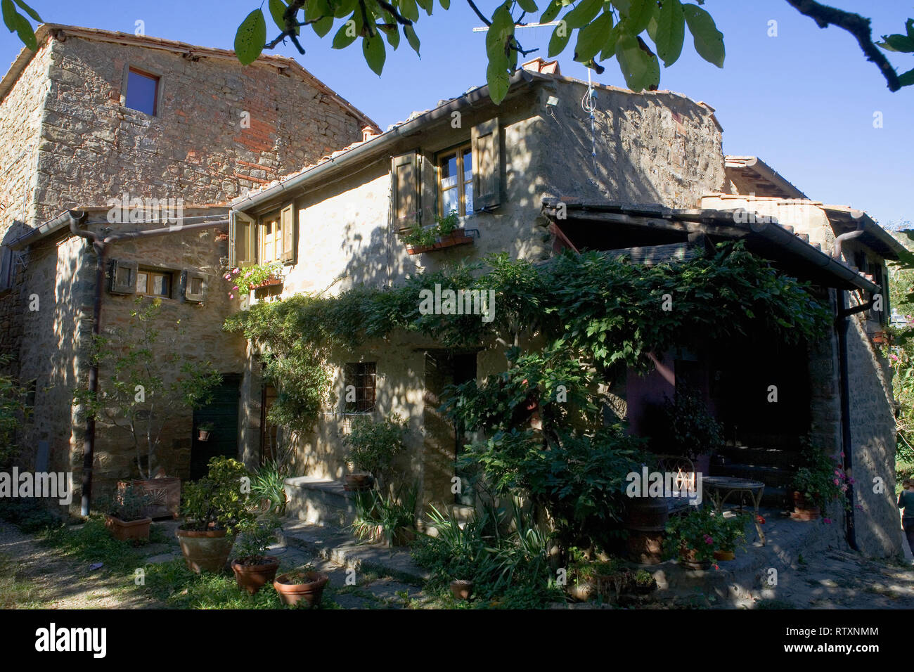 La "Casa Colonica" de Castello di Lamole, Toscane, Italie : un hameau agricole, maintenant utilisé comme hébergement de vacances Banque D'Images La "Casa Colonica" de Castello di Lamole, Toscane, Italie : un hameau agricole, maintenant utilisé comme hébergement de vacances Banque D'Images