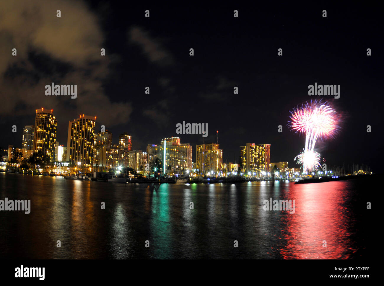 Vendredi Aloha fireworks at Waikiki, Honolulu, Oahu, Hawaii, USA Banque D'Images