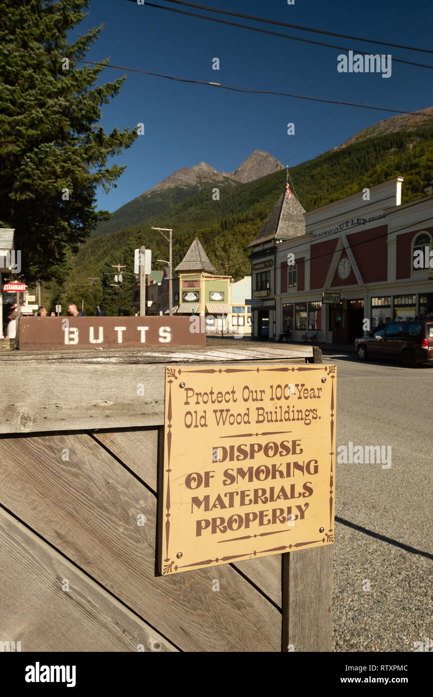 15 septembre 2018 - Skagway AK : public rustique située sur l'élimination de la cigarette, rue Broadway la protection des édifices patrimoniaux et maintien de la ville propre. Banque D'Images