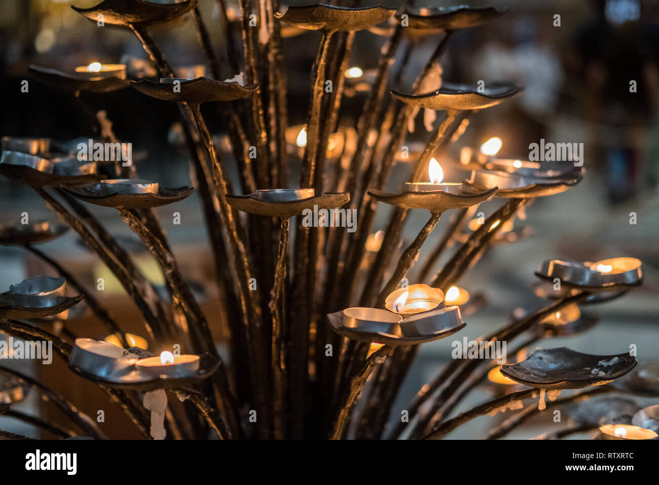 Bougies allumées dans le noir, dans l'Église. Banque D'Images