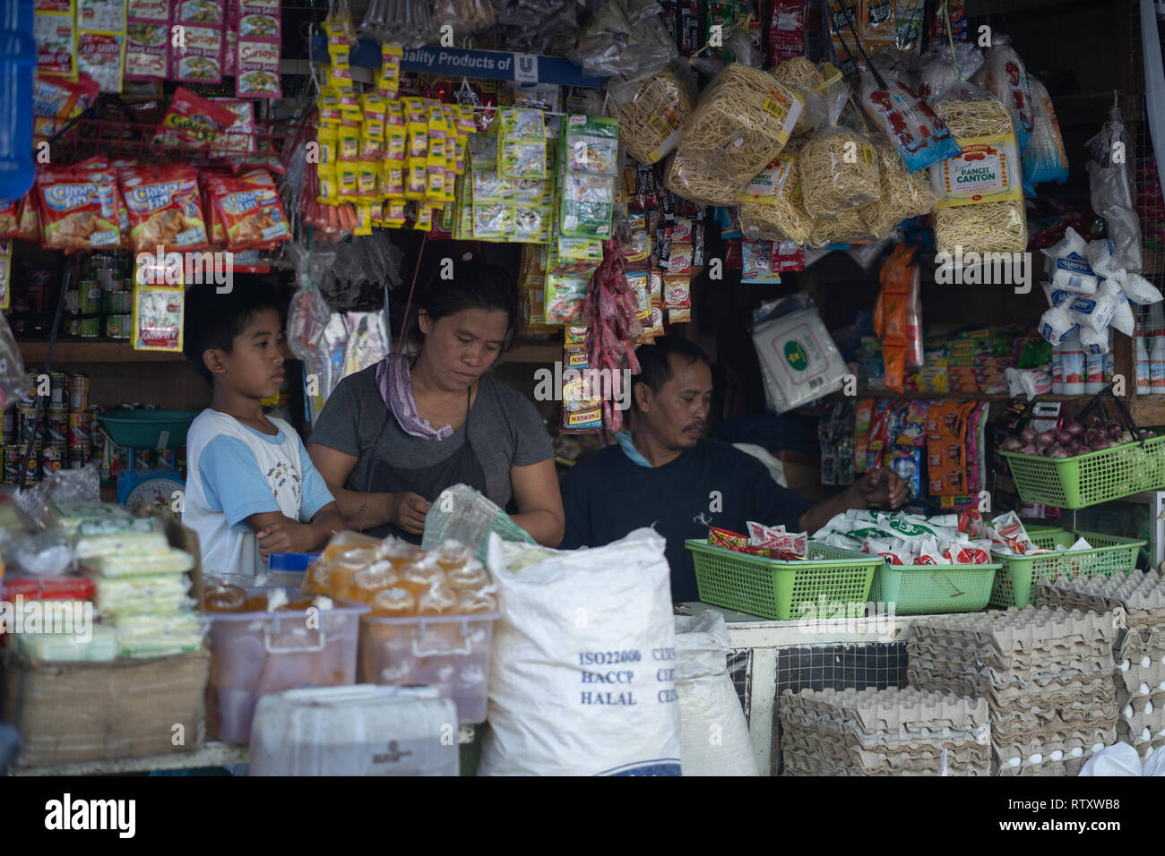 Une petite échelle typique shop connu comme un sari sari store,Cebu City,Philippines.Image souligne également la quantité de plastique à usage unique utilisés dans l'emballage. Banque D'Images