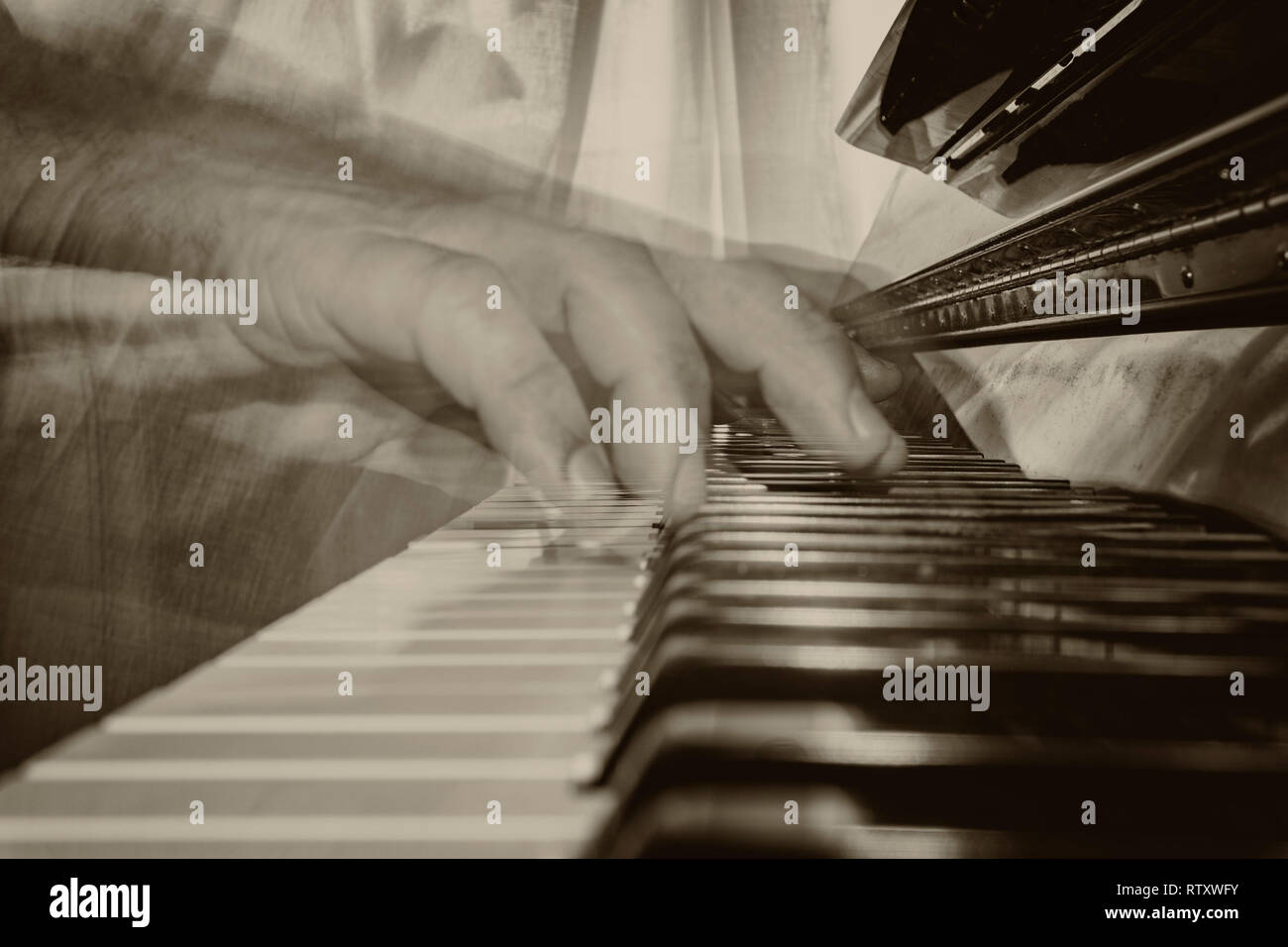 Mains à jouer du piano tout en effet déplacer fermer jusqu'en couleur sépia  old style Photo Stock - Alamy