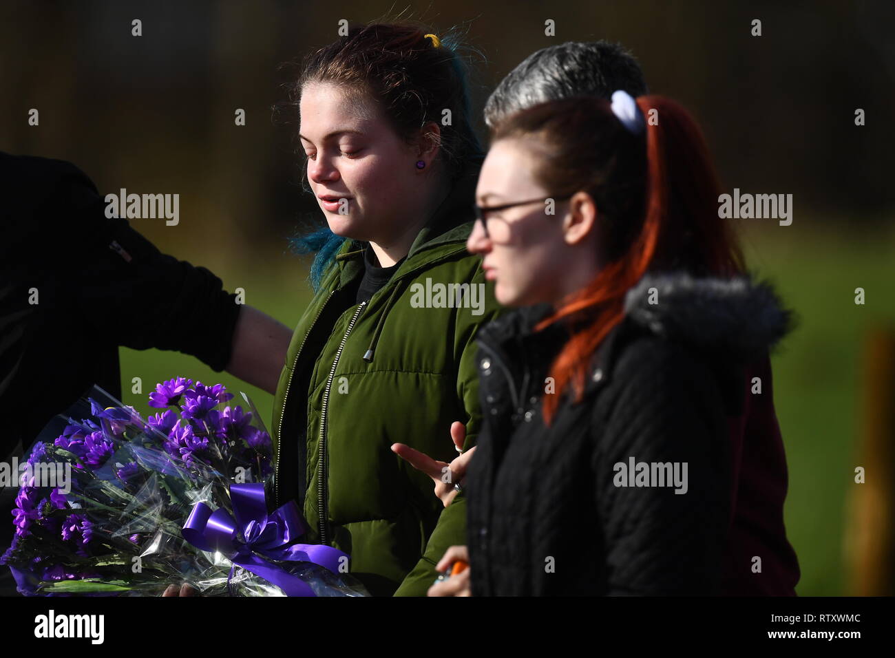 Les gens quittant tributs floraux sur les lieux près de St Neot's Road à Harold Hill, Londres est à la suite de la mort d'avoir poignardé une jeune fille de 17 ans le vendredi soir. Banque D'Images