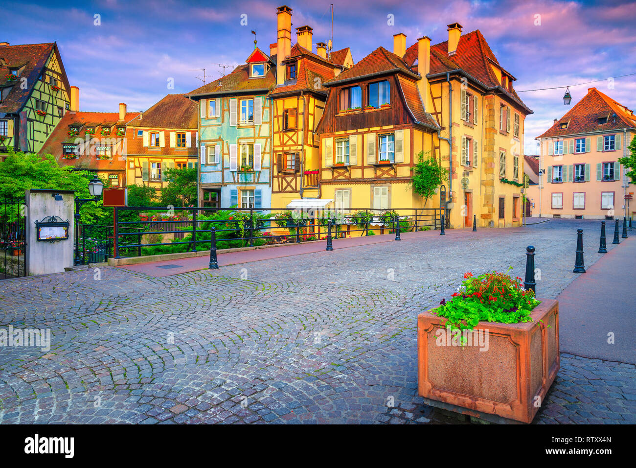 Médiévale spectaculaire maisons françaises traditionnelles colorées et ses rues pavées au lever du soleil, Colmar, France, Europe Banque D'Images