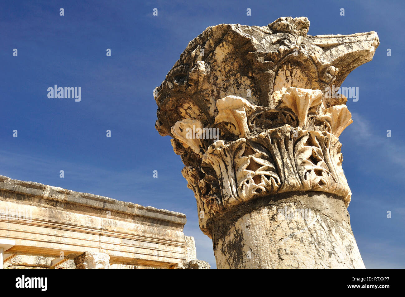 Broken column des ruines, synagogue de Capharnaüm. Israël. Banque D'Images