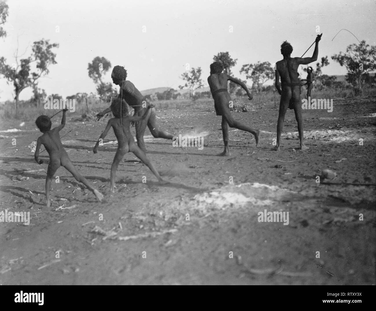 Dans toute l'Australie aborigène, des hommes, des jeunes et parfois des garçons jouent à des jeux Banque D'Images