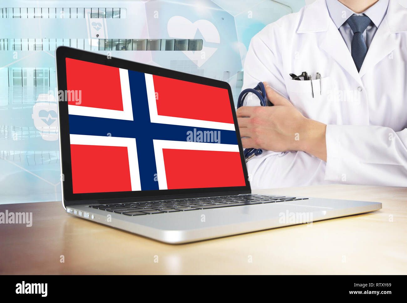 Système de santé en Norvège thème tech. Pavillon norvégien sur l'écran d'ordinateur. Doctor standing avec stéthoscope à l'hôpital. Cryptocurrency et Blockchain Banque D'Images