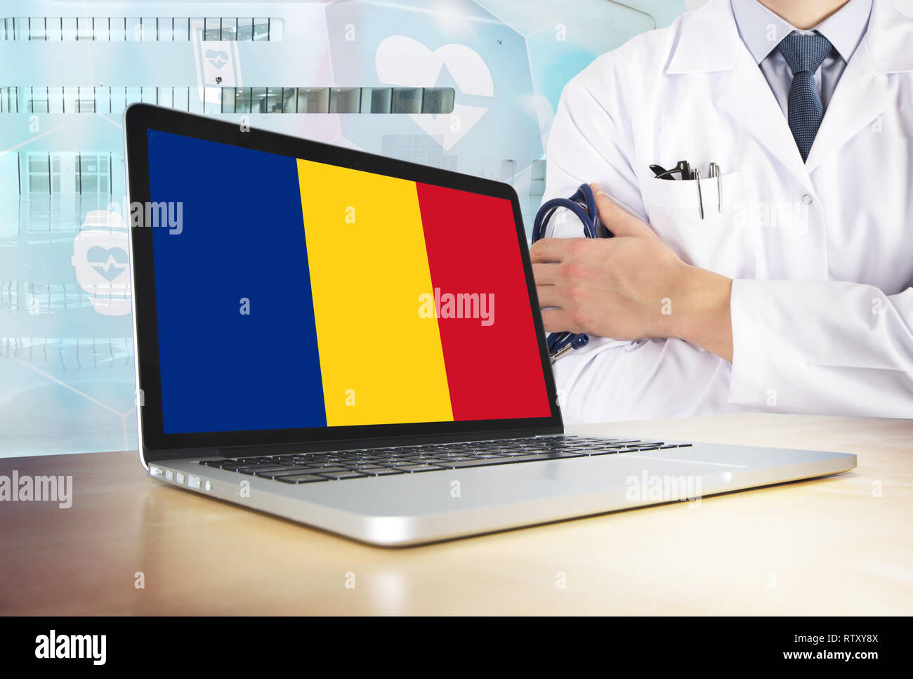 Système de santé en Roumanie thème tech. Drapeau roumain sur l'écran d'ordinateur. Doctor standing avec stéthoscope à l'hôpital. Cryptocurrency et Blockchain Banque D'Images