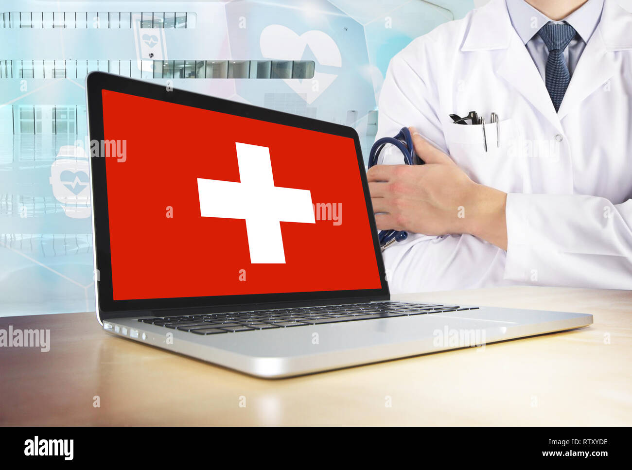 Système de santé suisse en tech thème. Drapeau suisse sur l'écran  d'ordinateur. Doctor standing avec stéthoscope à l'hôpital. Cryptocurrency  et Blockchai Photo Stock - Alamy