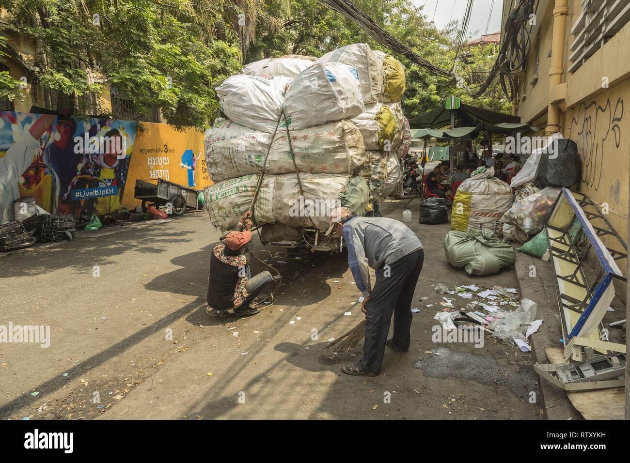 La collecte des déchets à Phnom Penh Banque D'Images