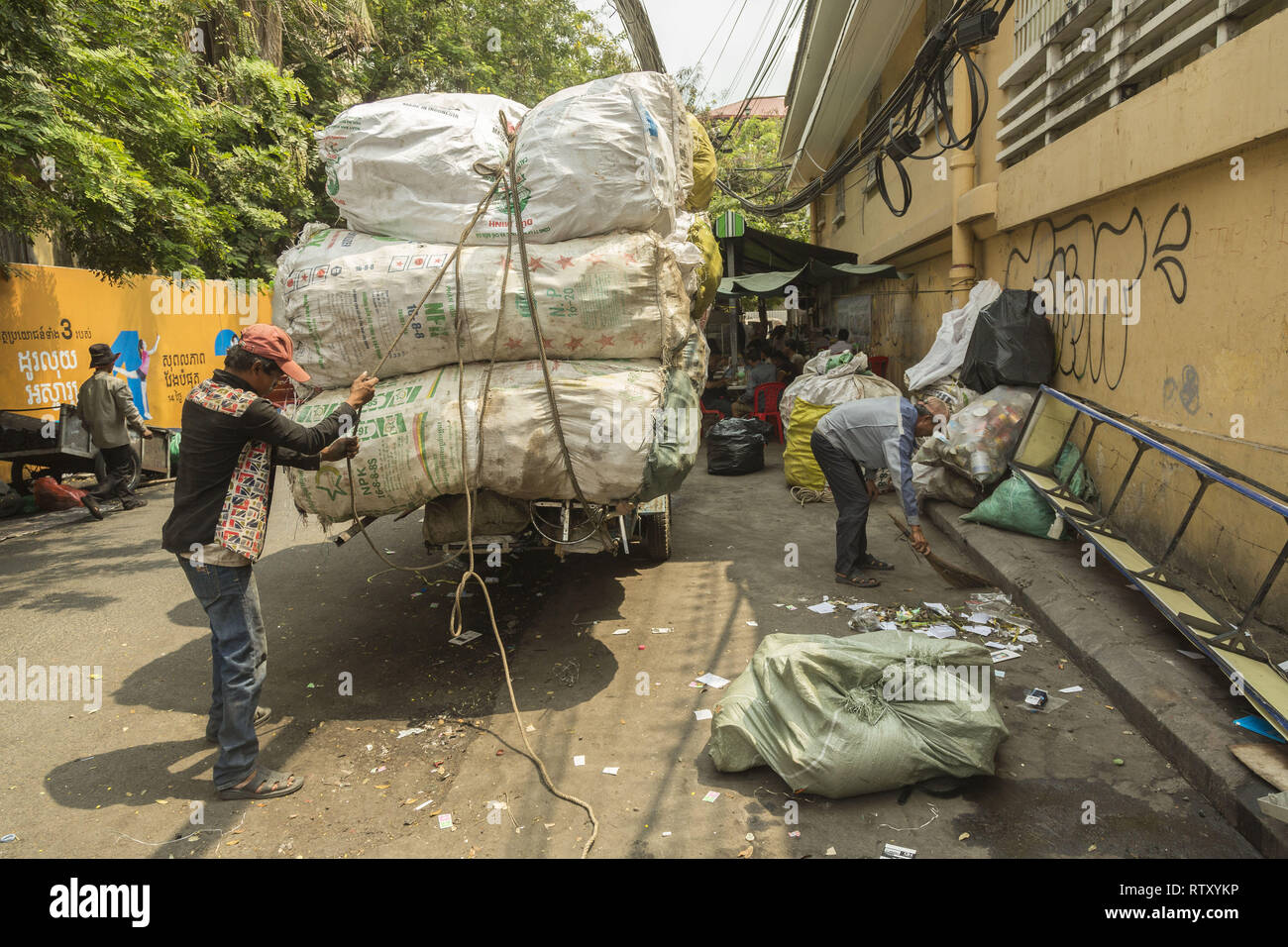 La collecte des déchets à Phnom Penh Banque D'Images