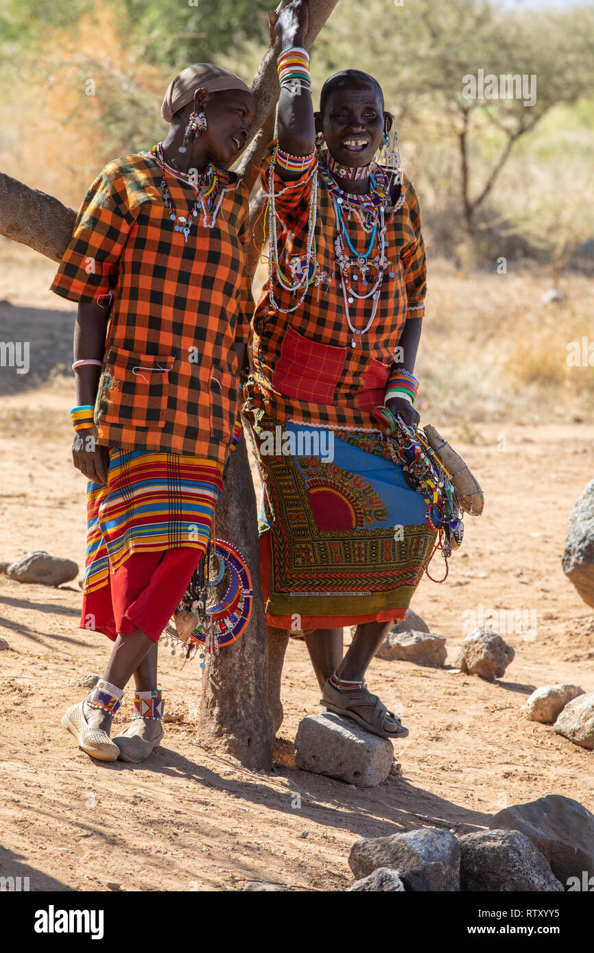Amboseli, Kenya - 18 février 2019 - Deux femmes Masai perlage vendre des souvenirs aux touristes à l'Iremito porte du Parc national Amboseli, au Kenya. Banque D'Images