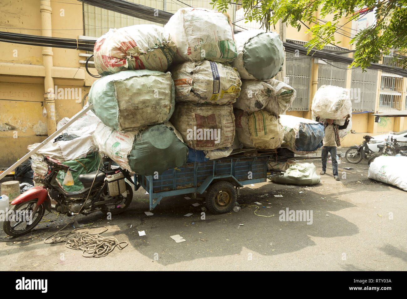 La collecte des déchets à Phnom Penh Banque D'Images