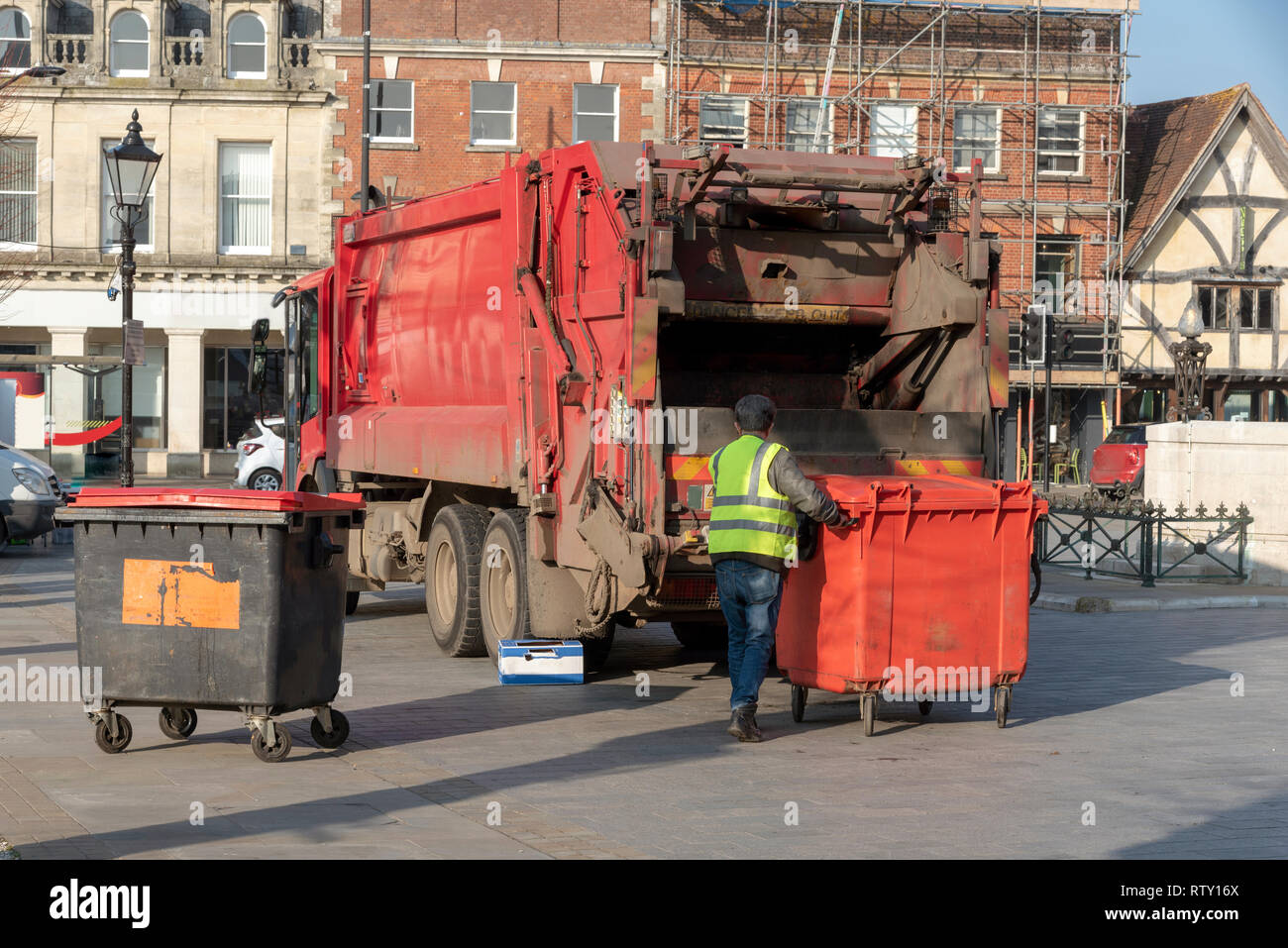 Salisbury, Wiltshire, Angleterre, Royaume-Uni. Février 2019. Le chargement d'une taille commerciale poubelle rouge dans un camion Banque D'Images