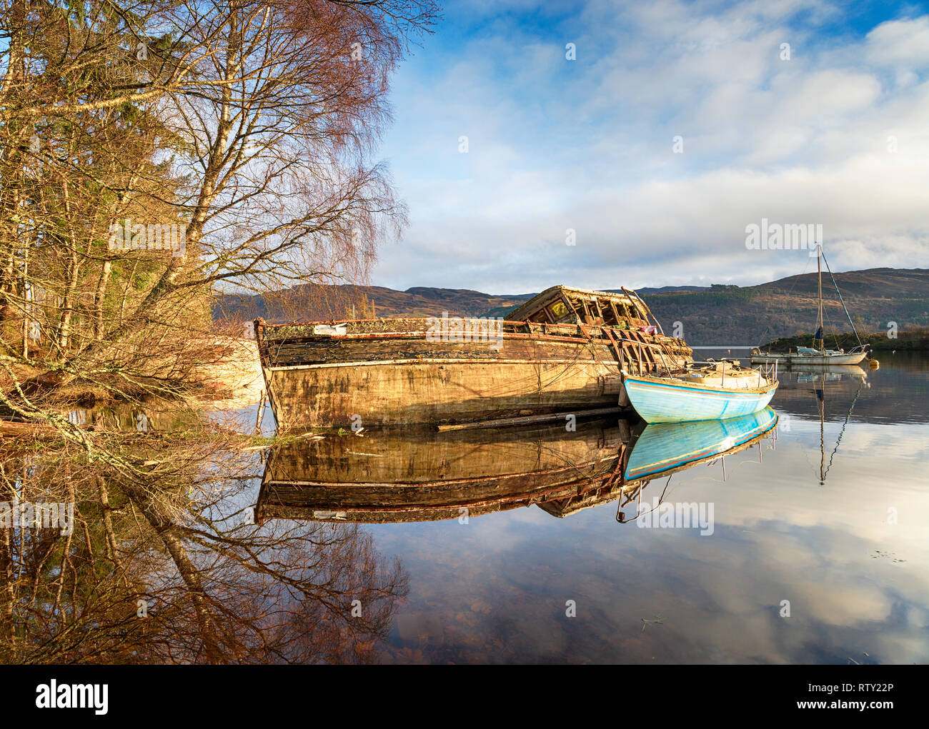 Vieux bateaux de pêche sur le Loch Ness à Fort Augustus dans les Highlands d'Ecosse Banque D'Images