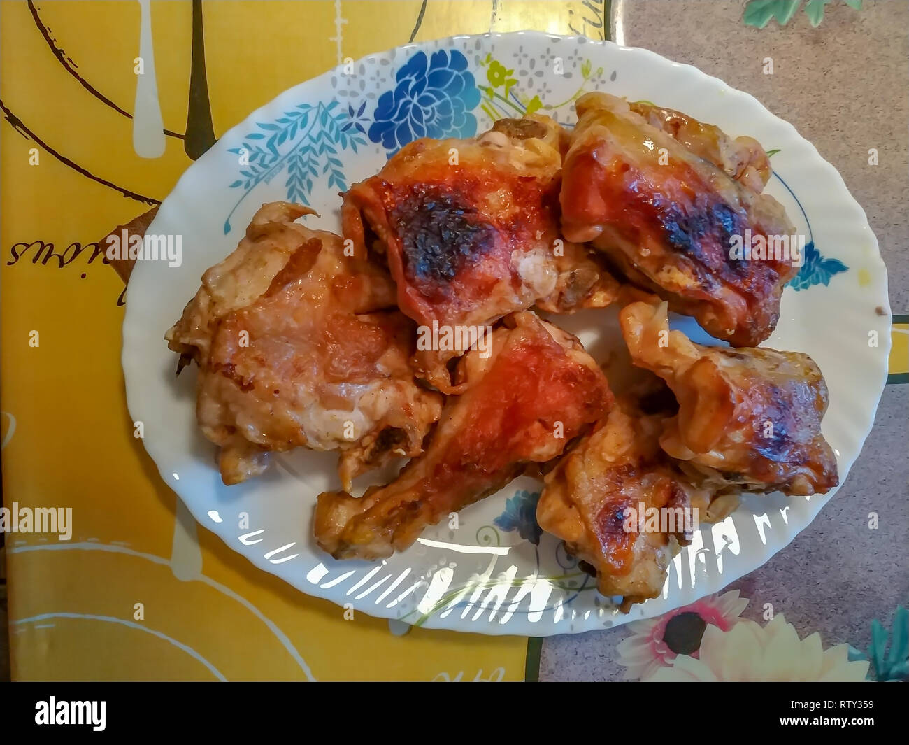 Ailes de poulet fumé à la maison dans un fumoir maison Banque D'Images