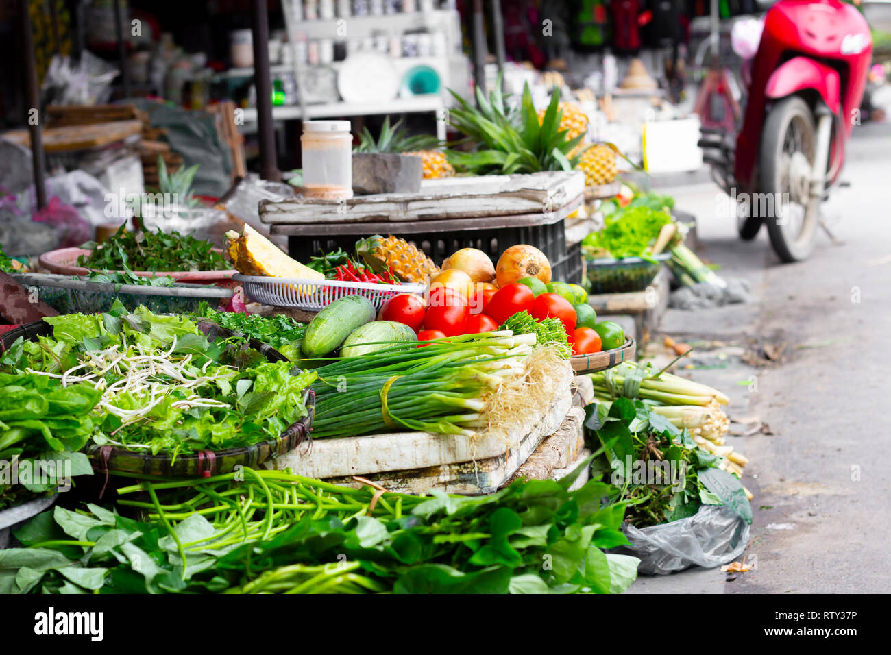 Légumes frais sur un marché de producteurs Banque D'Images