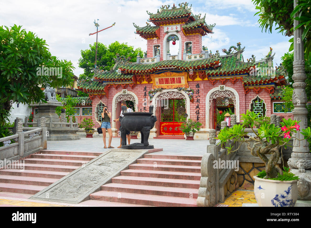 HOI AN, VIETNAM - Juin 2017 : les touristes asiatiques explorer la Pagode Phuc Kien assembly hall le 2 juin 2017 à Hoi An, Vietnam Banque D'Images