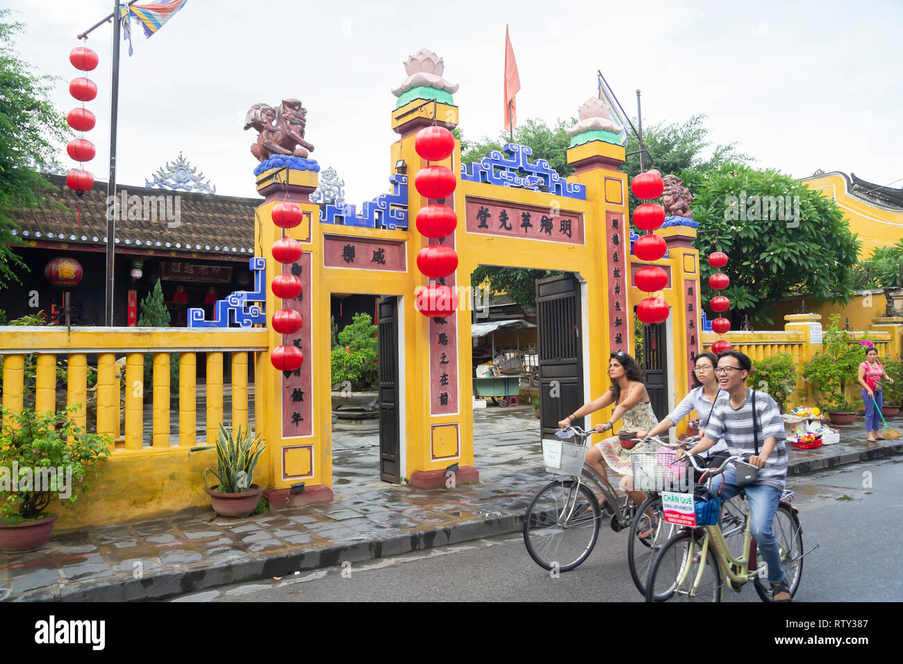 Les touristes asiatiques randonnée à vélo sur la rue à Hoi An Vietnam Banque D'Images