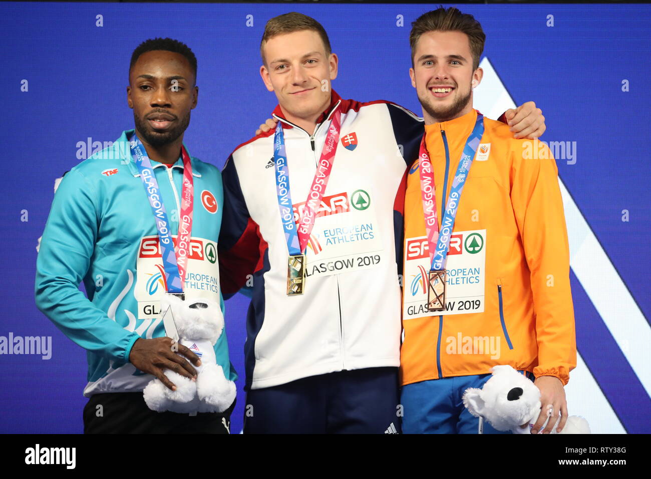 La Slovaquie Jan Volko (centre) pose avec sa médaille d'or aux côtés de la Turquie Emre Zafer Barnes (à gauche) avec sa médaille d'argent et le néerlandais Joris Van Gool avec sa médaille de bronze du 60 mètres au cours de la troisième journée de l'Indoor d'athlétisme à l'Emirates Arena, Glasgow. Banque D'Images
