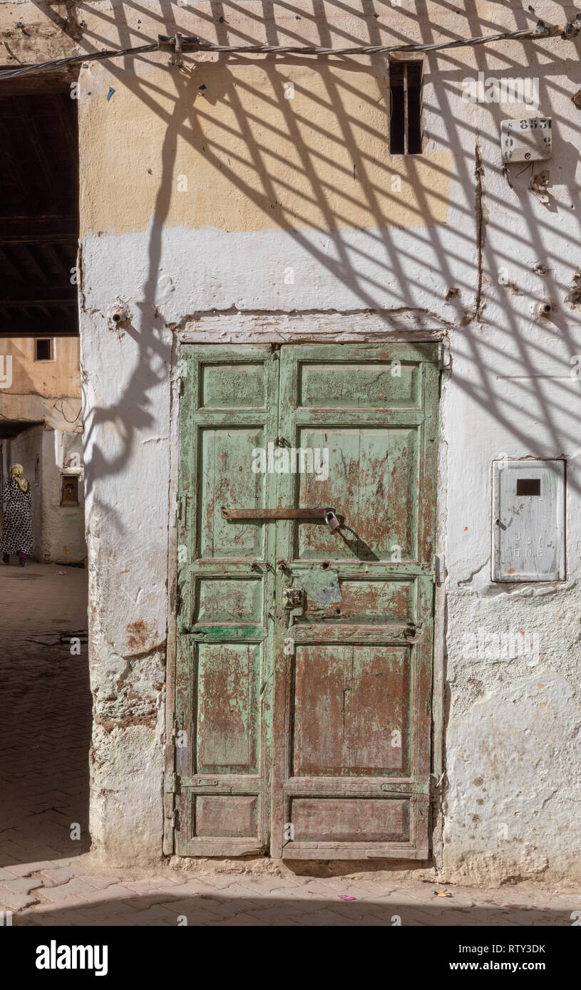 Weathered porte dans les ruines de l'ancien quartier juif (Mellah) de Sefrou, Maroc Banque D'Images