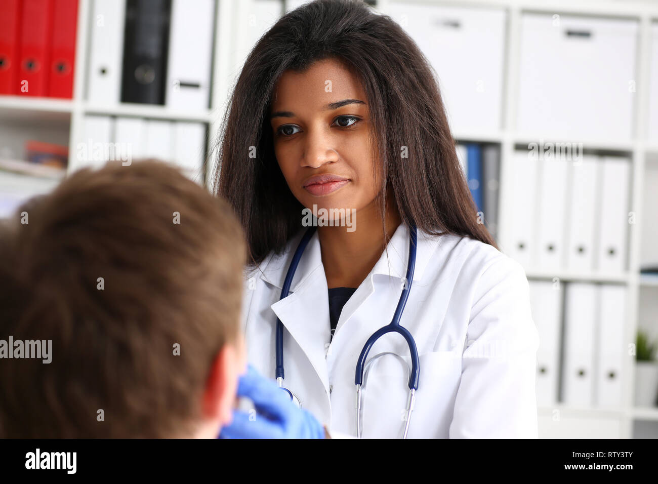 Belle black female médecin parler avec Banque D'Images