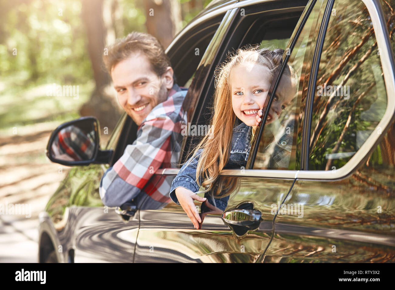 авто для семьи. семья в машине. шкода фэмили. семья в машине фотосток. семейный автомобиль.